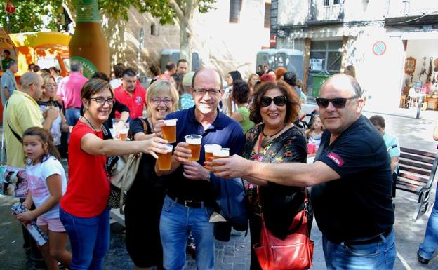 Un grupo de asistentes al evento brinda con cerveza. ¡Por la amistad! /JUAN F. ROBLES
