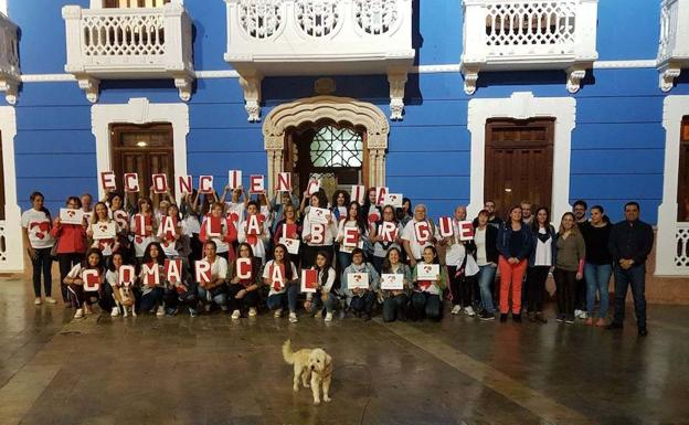 Los participantes en la reunión posan delante de la Casa de Cultura de Bullas. /SDC