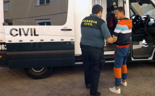 Un agente custodia al presunto autor del disparo. /G. C.