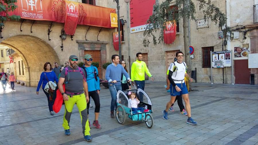 Los diputados del PP y sus familias llegando a la plaza del Arco. /SDC