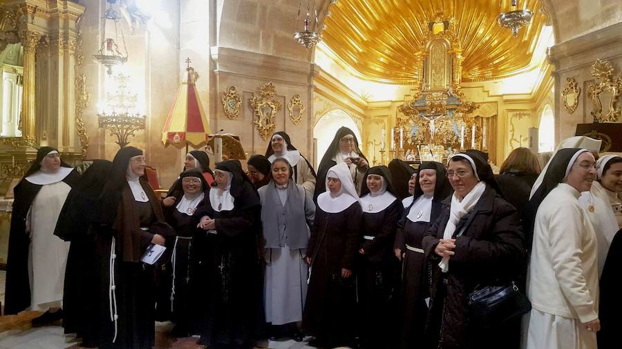 Algunas de las religiosas participantes junto al presbiterio. /JUAN F. ROBLES
