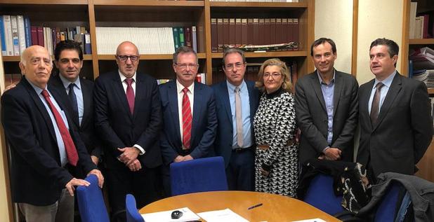 Representantes de ambas empresas posan tras la firma en el despacho de abogados. /SDC
