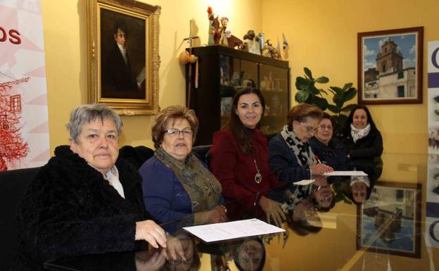 Las responsables de Caritas en las distintas parroquias con la concejal de Servicios Sociales. /SDC