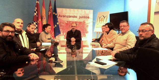 Representanes de los grupos políticios municipales se reunieron con el alcalde. /SDC