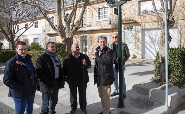 El director general de Carreteras y el concejal de Urbanismo junto al semáforo de Los Prados. /SDC