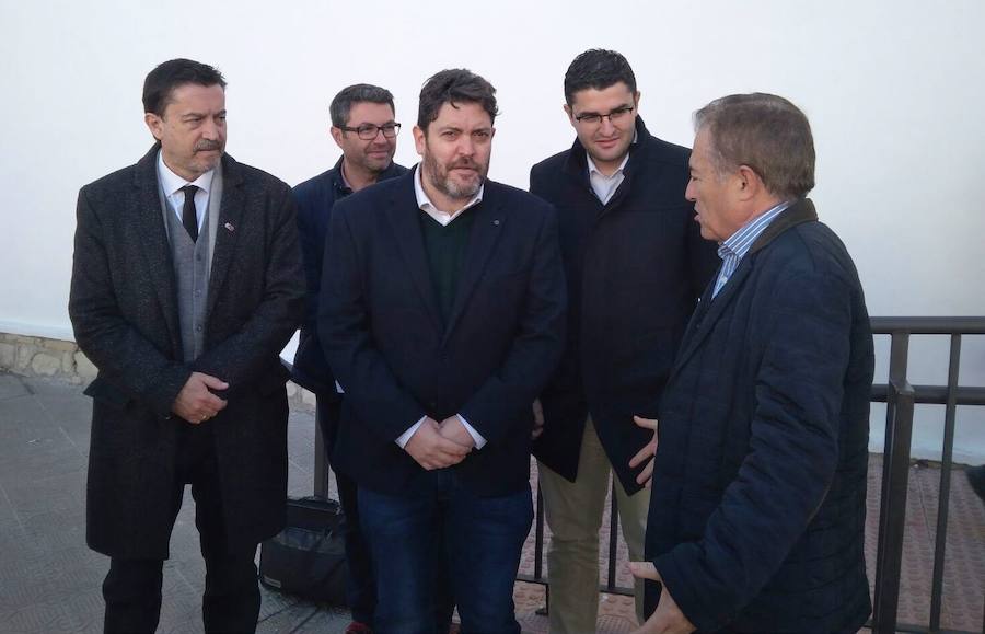 Miguel Sánchez (C's) acompañado de los concejales de la formación naranja conversan con el director del CEIP La Santa Cruz. /SDC