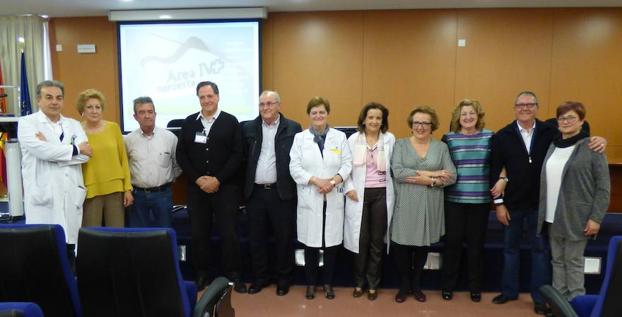 Los profesionales que se han jubilado en 2017 posan junto a los responsables del Área IV. /SDC