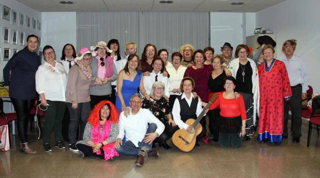 Participantes en la actividad posan en el centro de Empleo, Formación e Igualdad. /SDC