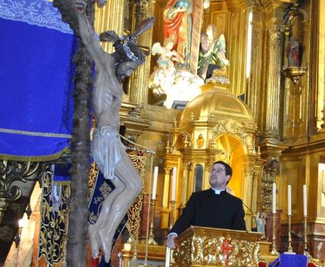 Saúl Sánchez ante la imagen del Cristo del Silencio. /JUAN F. ROBLES.
