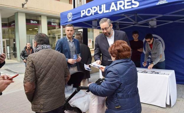 Concejales y Diputados del PP en la plaza Tuzla. /SDC