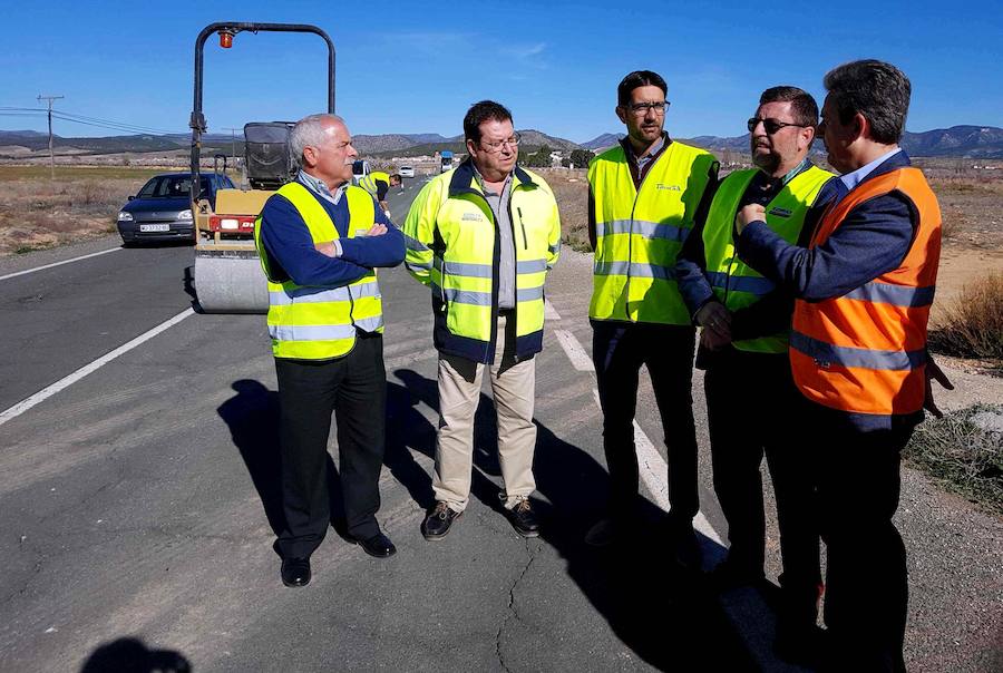 Durante su visita a las obras de reparación del firme y bacheo de la carretera regional RM-702, que comunica las pedanías caravaqueñas de Barranda y Archivel./SDC