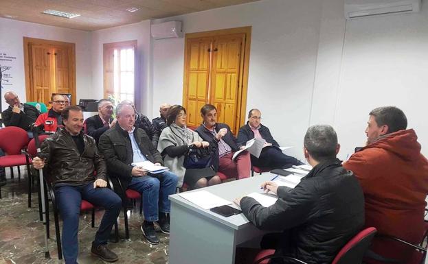 Representantes festeros con los concejales de Festejos y Seguridad Ciudadana. /SDC