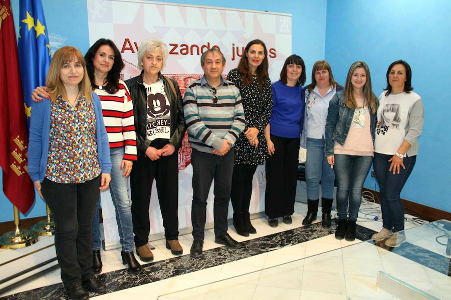 Representantes de las asociaciones con la concejal de Servicios Sociales. /SDC