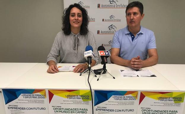 La concejal Conchi Martínez y el técnico Pedro Vera en la presentación de las jornadas de empleo y formación. /Ayto. TP