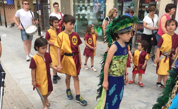 El desfile infantil llenó de color el centro de Torre Pacheco el domingo por la mañana.