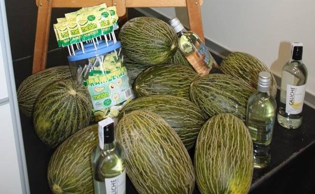 Melones de Torre Pacheco y chupa-chups de melón, en un bodegón realizado en una fiesta local.