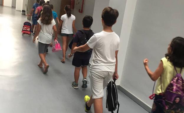 Alumnos de la Escuela de Verano del pasado año, con sus mochilas con el almuerzo para disfrutar de una mañana de juegos.