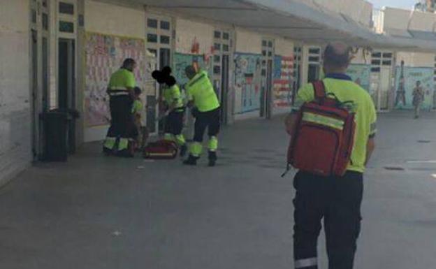 Sanitarios atienden a la niña en el patio del centro. /Aidmur