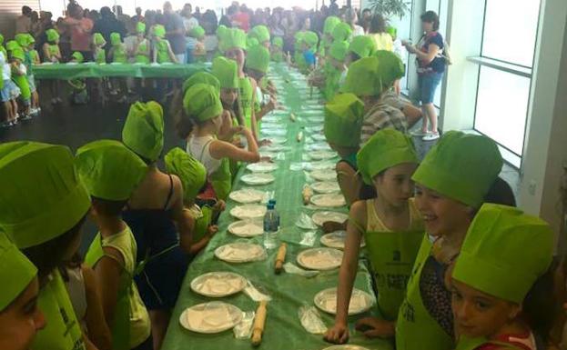 Decenas de pequeños cocineros ataviados con uniforme 'verde melón' disfrutaron con el rodillo. /Ayto.