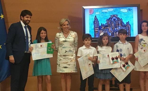 La alumna Carmen María Ruiz, entre el presidente López Miras y la consejera Martínez Cachá.