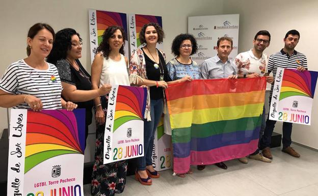 El alcalde Antonio León y varios miembros del Gobierno local animan a participar en la campaña de la tolerancia. /Ayto