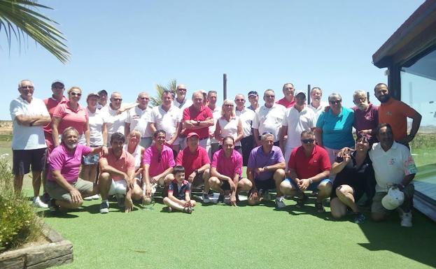 Los dos equipos en la foto de familia del Torneo Match Play.