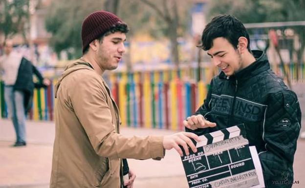 El joven cineasta Carlos Ballesteros, a la derecha, ya ha utilizado la claqueta.
