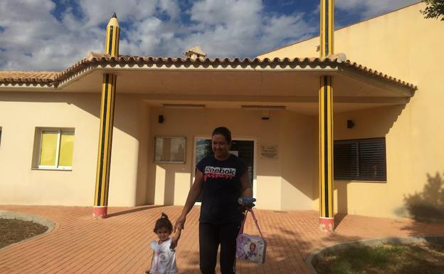 Una madre recoge a su hija de la Escuela Infantil de Balsicas, en un curso anterior.