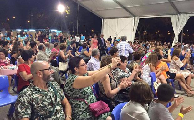 Los vecinos en la carpa festera durante una de las galas del pasado año.