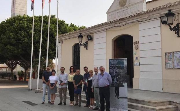 El alcalde y parte del equipo organizador del programa, en la plaza que ha sido testigo de la historia local.