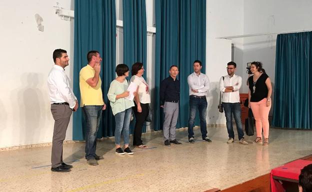 El alcalde, Antonio León, en el centro cívico junto a parte del Gobierno local y el equipo técnico de las obras.