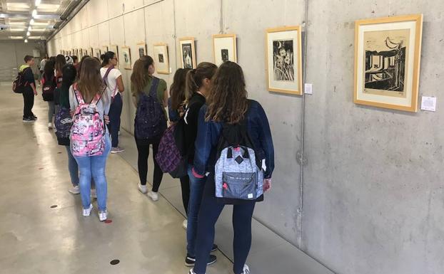 Estudiantes de Torre Pacheco recorren la simbología de 'Perito en lunas' a través de ilustraciones. /Ayto