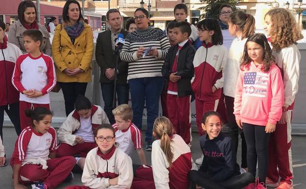 El alcalde, Antonio León, y la edil de Festejos, Yolanda Castaño, acompañados por un grupo de escolares. /Ayto