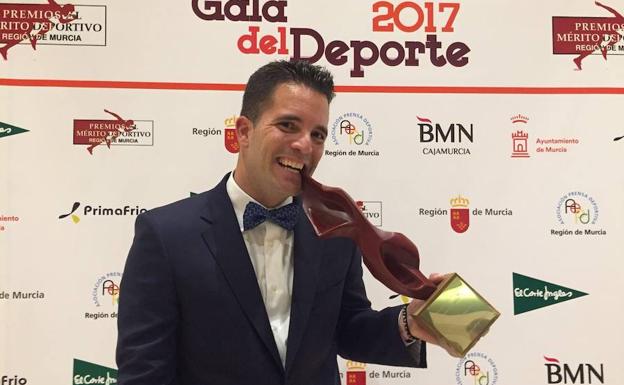 El tenista emula el gesto de Rafa nadal al recoger su premio al Mérito Deportivo. /Ayto