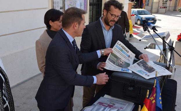 El alcalde, Antonio León, y el edil de Cultura, Raúl Lledó, colocan en la cápsula un ejemplar de La Verdad. /A. Salas