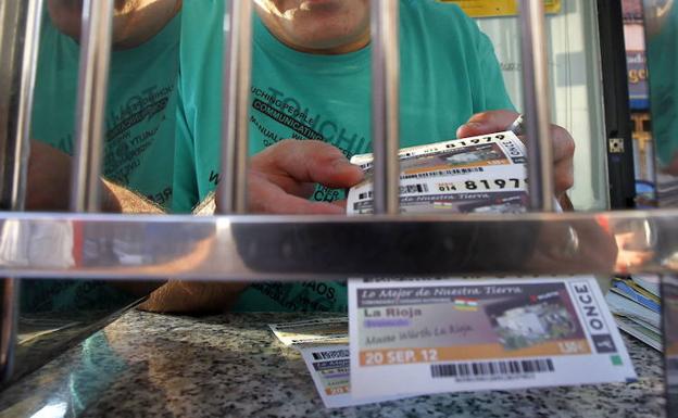 Un vendedor de la ONCE distribuye unos cupones./A. Gómez