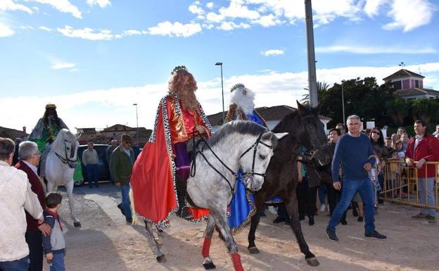 Los Reyes Magos, el pasado diciembre, a su entrada al Belén Viviente de Dolores de Pacheco. /P.Azorín