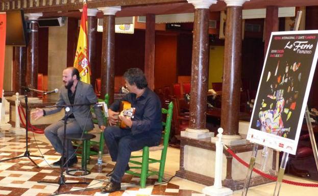 El guitarrista oficial de Lo Ferro, Antonio Fernández 'El Torero' en una actuación anterior. /FLF