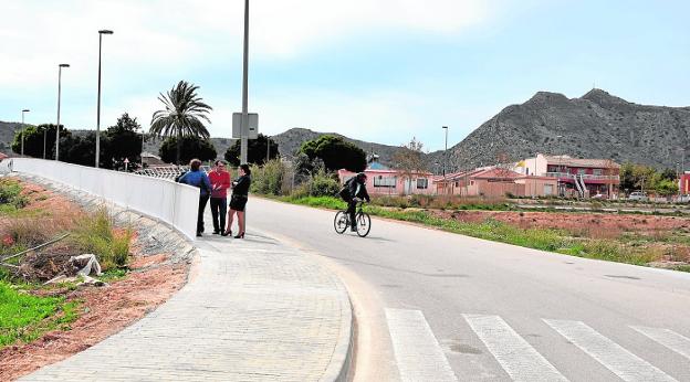 Un tramo de las nuevas aceras en el acceso a la pedanía de San Cayetano. / A. S.
