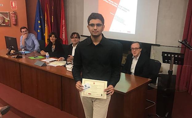 El alumno Simranjit Singh, ganador del primer premio de 'Dilema moral'. /Ayto