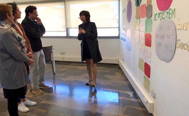 La presidenta de la Fundación, Noemí Solano, expone a los responsables municipales la investigación. /Ayto