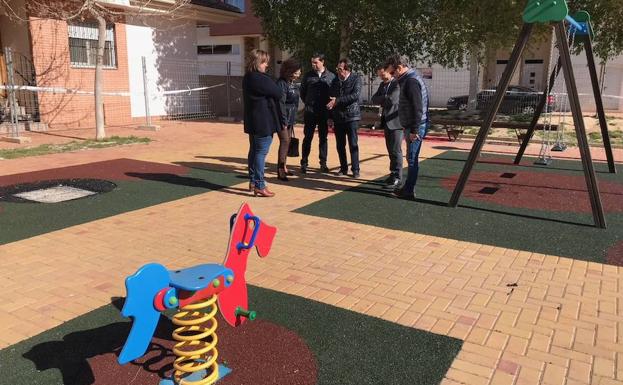La plaza Ana Rossetti con el pavimento recién instalado, solo a falta del nuevo vallado. /Ayto