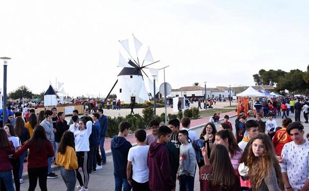 Los jóvenes participaron en la fiesta de Lunes de Mona al pie del molino y la ermita del Pasico. /Ayto