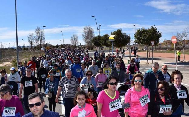Participantes de todas las edades compartieron causa y caminata bajo el sol hacia el Pasico. /Ayto