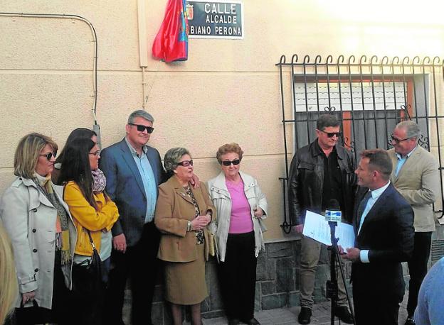 Los descendientes de Perona inauguran la calle con el alcalde (2d)./S. S.