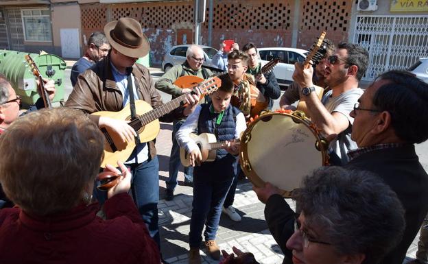 Una de las cuadrillas en el Festival de Folclore de Dolores de Pacheco. /A.Salas