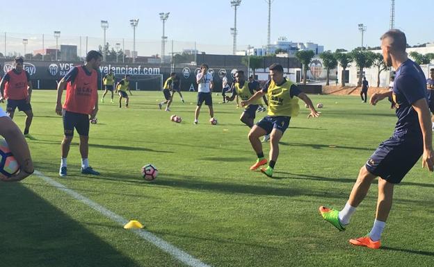 Entrenamiento del UCAM en la Ciudad Deportiva del Valencia./LV