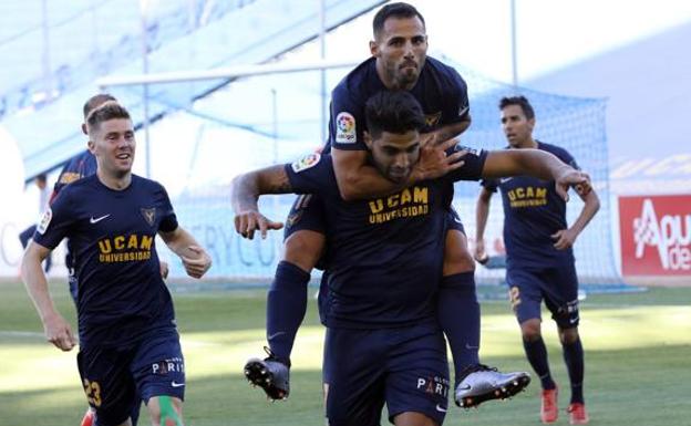 Jugadores del UCAM celebran uno de los goles, este sábado, en La Condomina. /Edu Botella / AGM