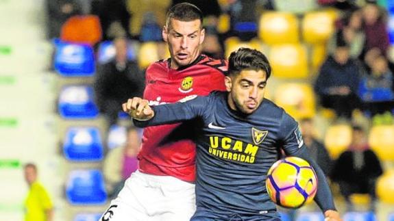 Jona protege el balón en el encuentro de la ida. / Javier Carrión / AGM