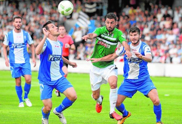 Arturo, entre Navarro y Pau Bosch, en el partido ante el Alcoyano.